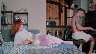 Валера, хватит бренчать на пианино! Я уже вся мокрая, еби скорее, просит Lilly Mays